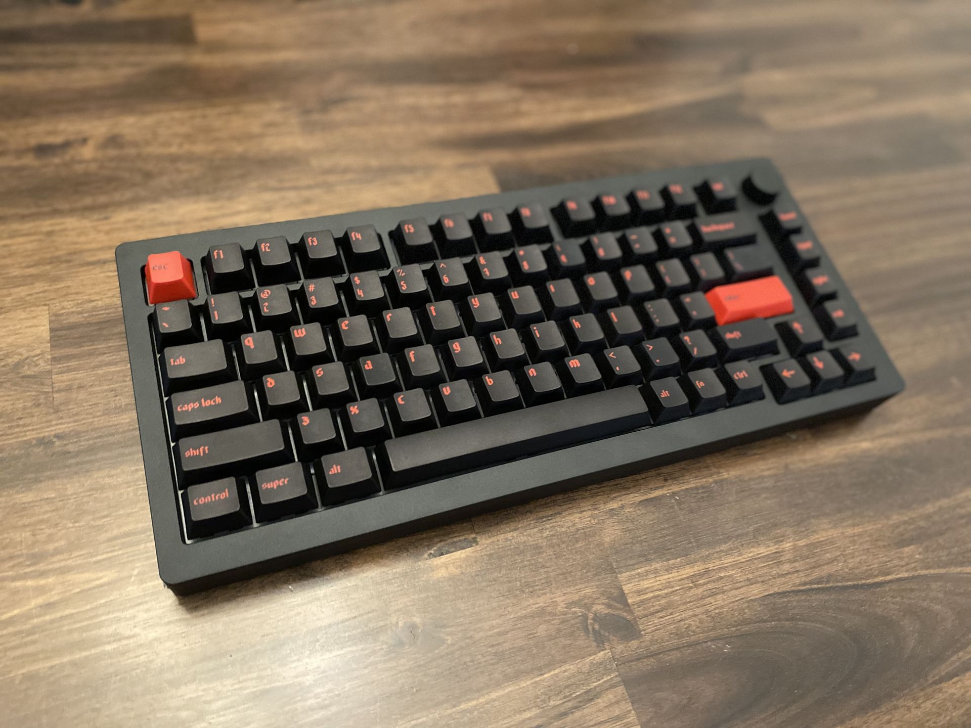 Custom mechanical keyboard with neutral colorway by Must Keebs